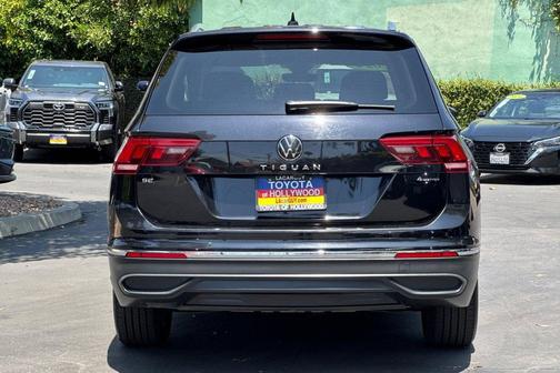 Deep Black Pearl 2024 Volkswagen Tiguan 2.0T SE 4MOTION