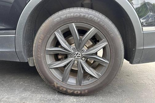 Deep Black Pearl 2024 Volkswagen Tiguan 2.0T SE 4MOTION