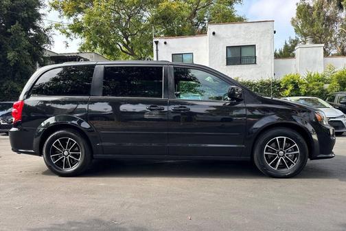Black Onyx Crystal Pearlcoat 2017 Dodge Grand Caravan GT