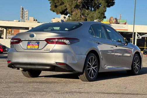2022 Toyota Camry Hybrid XLE
