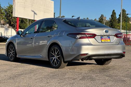 2022 Toyota Camry Hybrid XLE