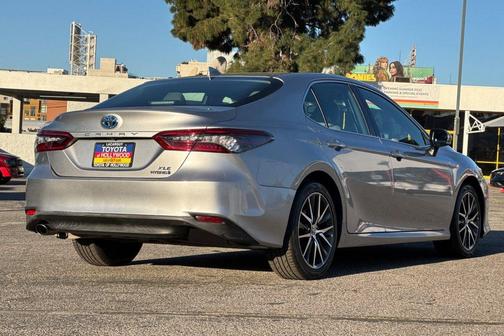 2022 Toyota Camry Hybrid XLE