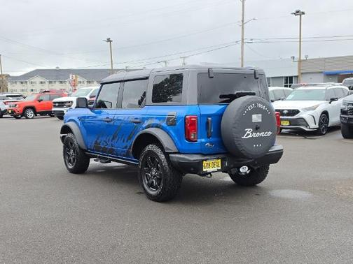 VELOCITY BLUE METALLIC 2024 Ford Bronco BLACK DIAMOND
