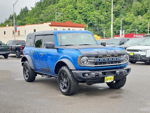VELOCITY BLUE METALLIC 2024 Ford Bronco BLACK DIAMOND