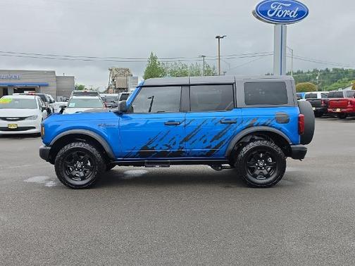 VELOCITY BLUE METALLIC 2024 Ford Bronco BLACK DIAMOND