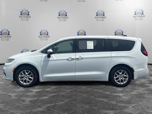 Bright White Clearcoat 2023 Chrysler Pacifica Touring L