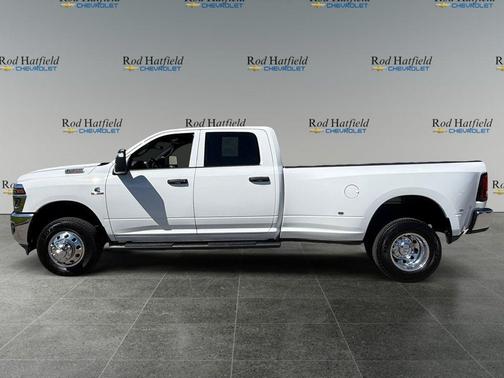 Bright White Clearcoat 2026 RAM 3500 Tradesman Crew Cab 4x4 8' Box