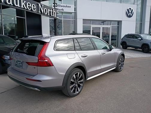 2026 Volvo V60 Cross Country B5 Ultra