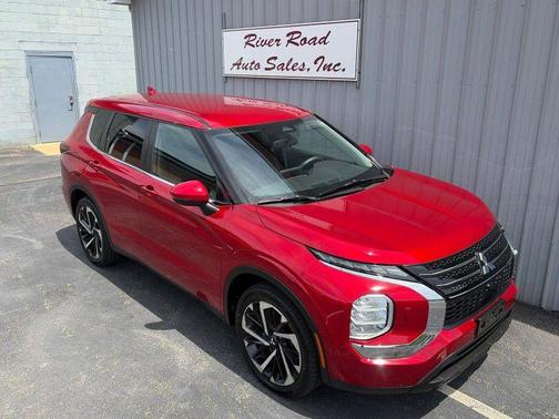 Red 2022 Mitsubishi Outlander ES