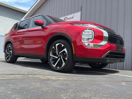 Red 2022 Mitsubishi Outlander ES