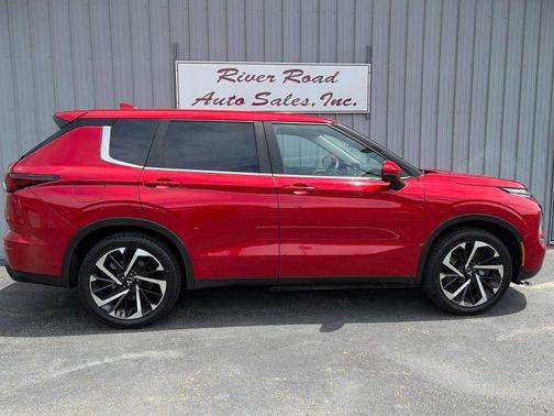 Red 2022 Mitsubishi Outlander ES