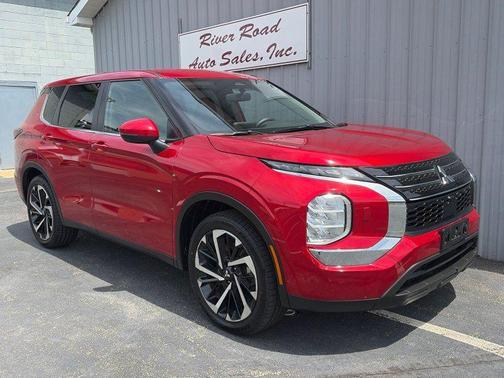 Red 2022 Mitsubishi Outlander ES