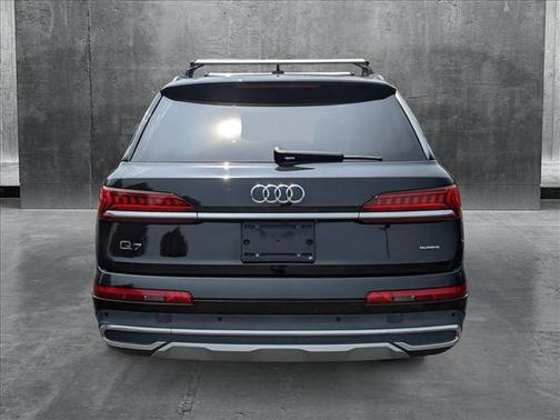 2022 Audi Q7 45 Premium Plus