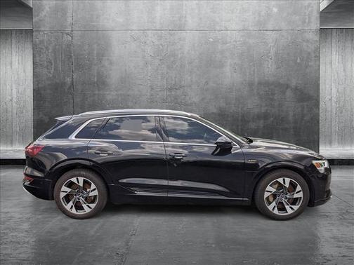 2022 Audi e-tron Premium Plus