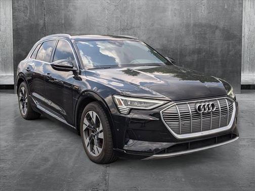 2022 Audi e-tron Premium Plus