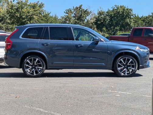 2022 Volvo XC90 T6 Momentum