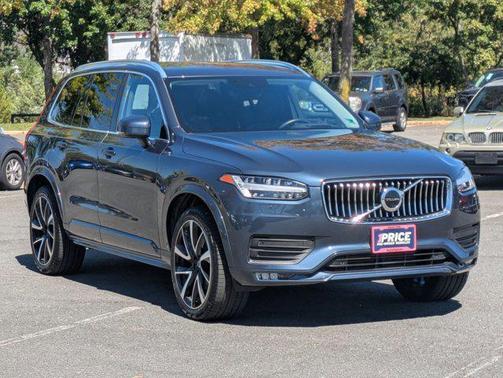 2022 Volvo XC90 T6 Momentum