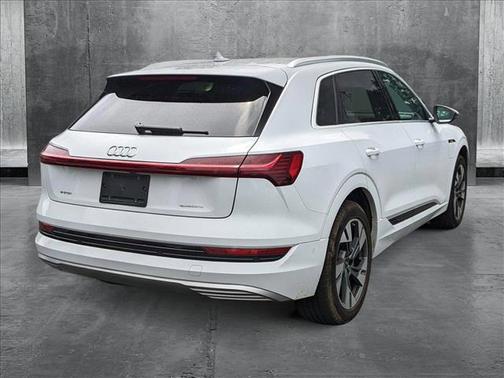 2022 Audi e-tron Premium Plus