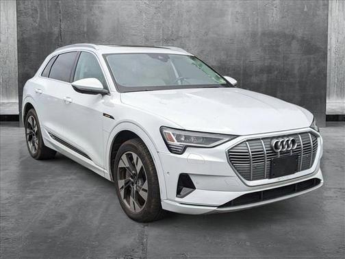 2022 Audi e-tron Premium Plus