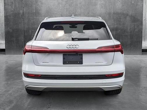 2022 Audi e-tron Premium Plus