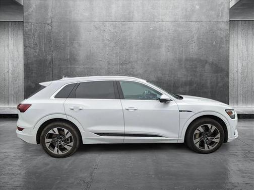 2022 Audi e-tron Premium Plus
