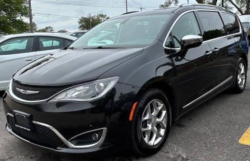 Brilliant Black Crystal Pearlcoat 2018 Chrysler Pacifica Limited