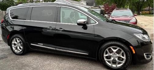 Brilliant Black Crystal Pearlcoat 2018 Chrysler Pacifica Limited