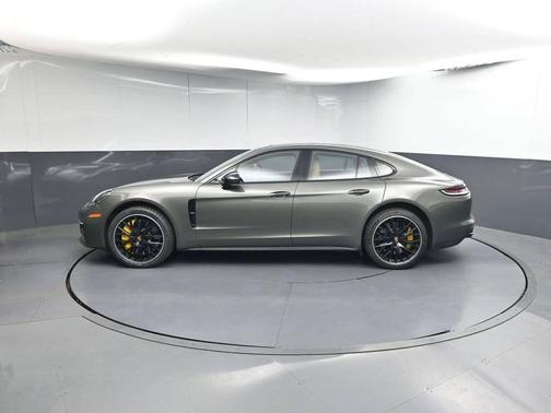 Aventurine Green Metallic 2022 Porsche Panamera