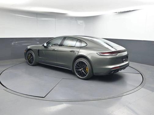 Aventurine Green Metallic 2022 Porsche Panamera