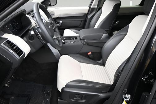 Santorini Black Metallic 2025 Land Rover Discovery P360 Dynamic SE
