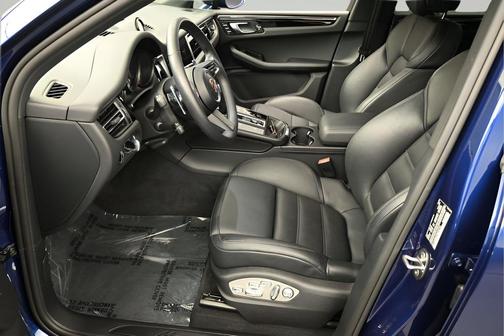 Gentian Blue Metallic 2025 Porsche Macan Macan