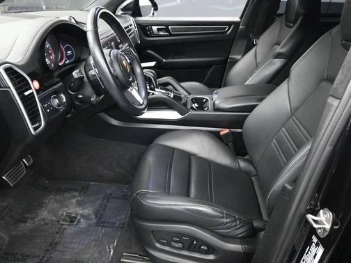 Jet Black Metallic 2022 Porsche Cayenne Turbo S