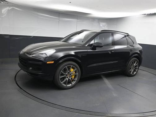 Jet Black Metallic 2022 Porsche Cayenne