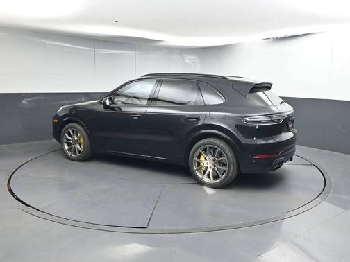 Jet Black Metallic 2022 Porsche Cayenne