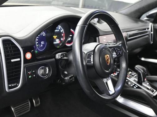 Jet Black Metallic 2022 Porsche Cayenne Turbo S