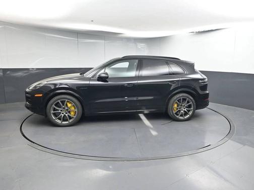 Jet Black Metallic 2022 Porsche Cayenne