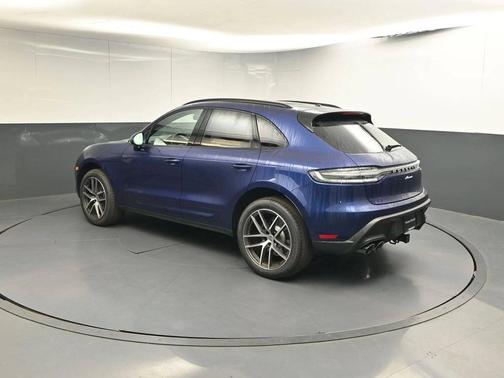Gentian Blue Metallic 2026 Porsche Macan