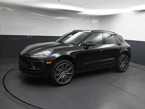 Jet Black Metallic 2025 Porsche Macan
