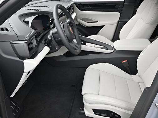 Dolomite Silver Metallic 2025 Porsche Macan Macan Electric 4