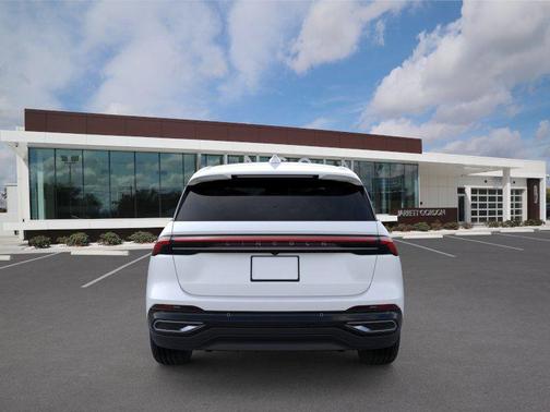 White Platinum Metallic Tri-Coat 2026 Lincoln Nautilus Premiere