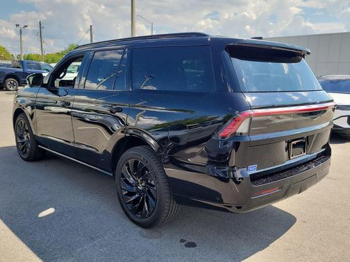 Infinite Black Metallic Clearcoat 2025 Lincoln Navigator Reserve