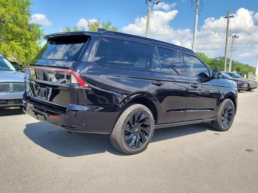 Infinite Black Metallic Clearcoat 2025 Lincoln Navigator Reserve