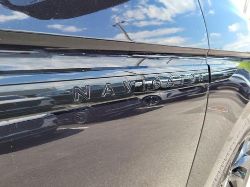 Infinite Black Metallic Clearcoat 2025 Lincoln Navigator Reserve