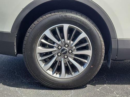 Pristine White Metallic Tri-Coat 2022 Lincoln Nautilus Standard