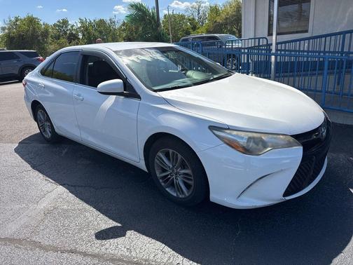 Super White 2017 Toyota Camry SE