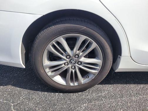 Super White 2017 Toyota Camry SE