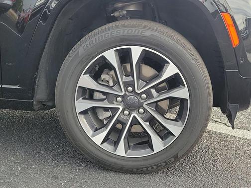 Diamond Black Crystal Pearlcoat 2023 Jeep Grand Cherokee L Overland