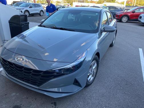 2022 Hyundai ELANTRA SE