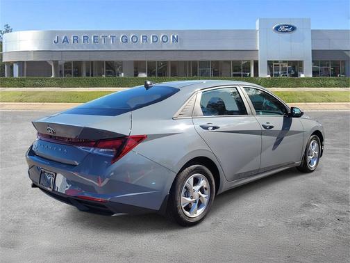 2022 Hyundai ELANTRA SE