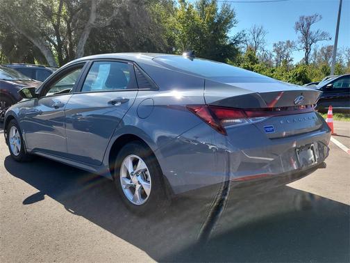 2022 Hyundai ELANTRA SE